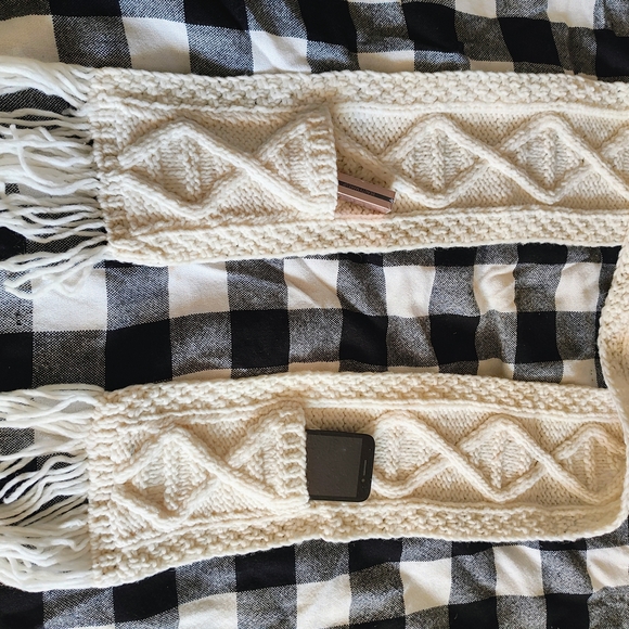Cream Knit Scarf with Geometric Pattern - Picture 2 of 4